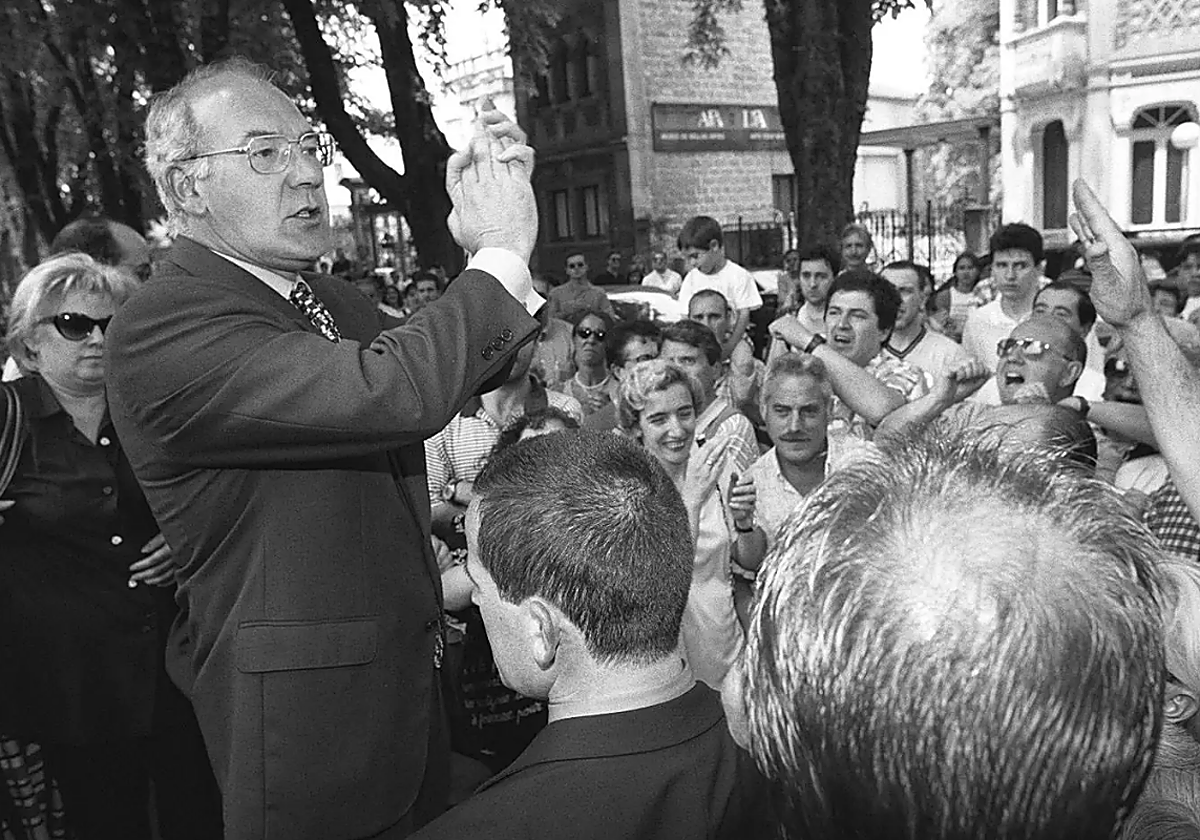Ardanza subido en un banco frente a Ajuria Enea tras el asesinato de Miguel Ángel Blanco