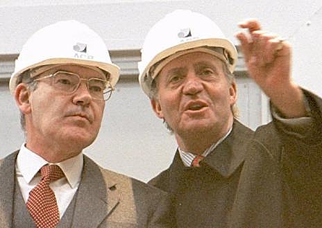 Imagen secundaria 1 - Arriba, Ardanza y otros miembros de la Mesa de Ajuria Enea acompañan al padre del concejal asesinado José Ignacio Iruretagoyenaen 1998. Abajo, a la izquierda, con Juan Carlos I. A la derecha, investido como cofrade de honor del Txacolí