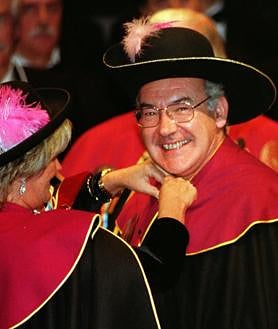 Imagen secundaria 2 - Arriba, Ardanza y otros miembros de la Mesa de Ajuria Enea acompañan al padre del concejal asesinado José Ignacio Iruretagoyenaen 1998. Abajo, a la izquierda, con Juan Carlos I. A la derecha, investido como cofrade de honor del Txacolí