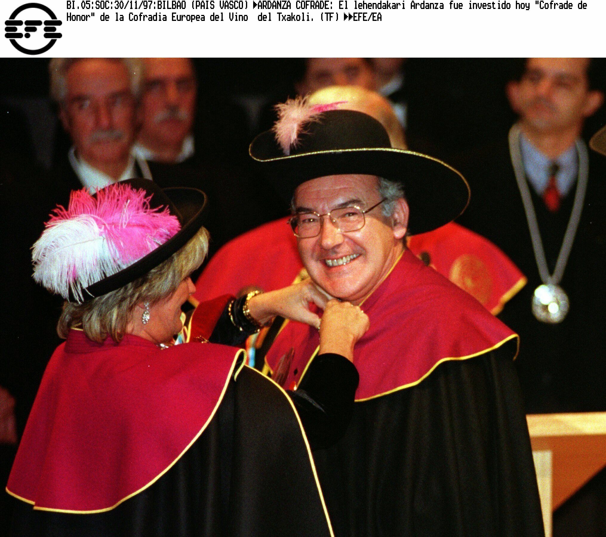 Ardanza fue investido en 1997 Cofrade de Honor de la Cofradía Europea del Vino del Txakoli