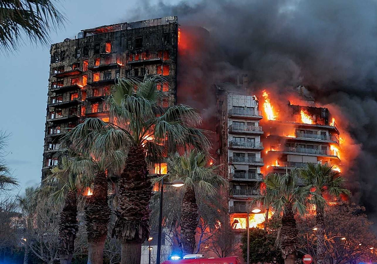 Imagen del terrible incendio en el edificio de Valencia