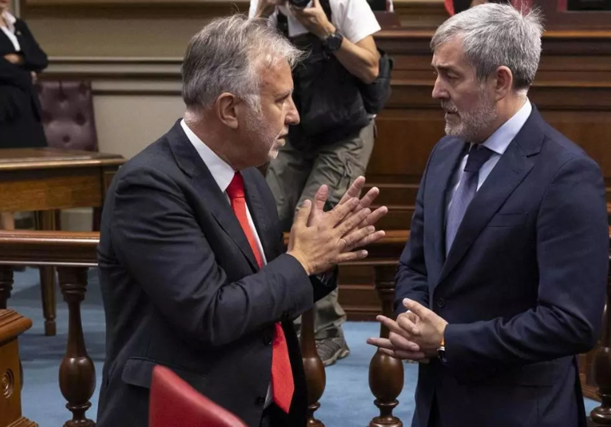 El presidente de Canarias, Fernando Clavijo y su antecesor en el cargo Ángel Víctor Torres, en el debate de investidura.