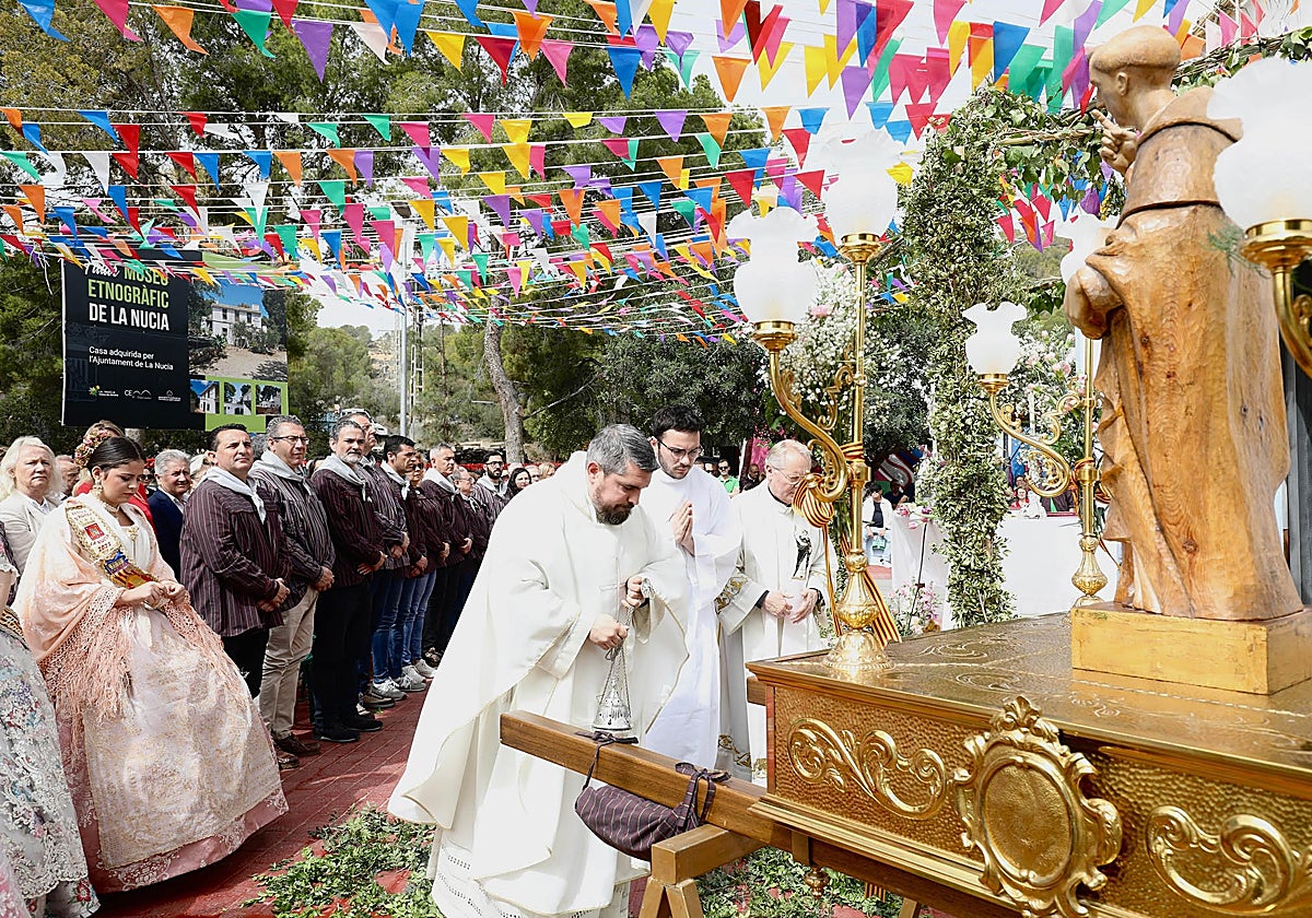 Celebración de la festividad de Sant Vicent Ferrer en La Nucía (Alicante), este lunes.