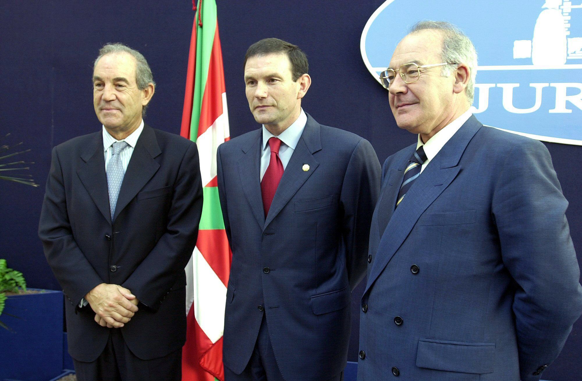 Ardanza flanqueado a su sucesor, Ibarretxe, ﻿junto a su propio antecesor, Carlos Garaicoetxea﻿, en octubre del 2000