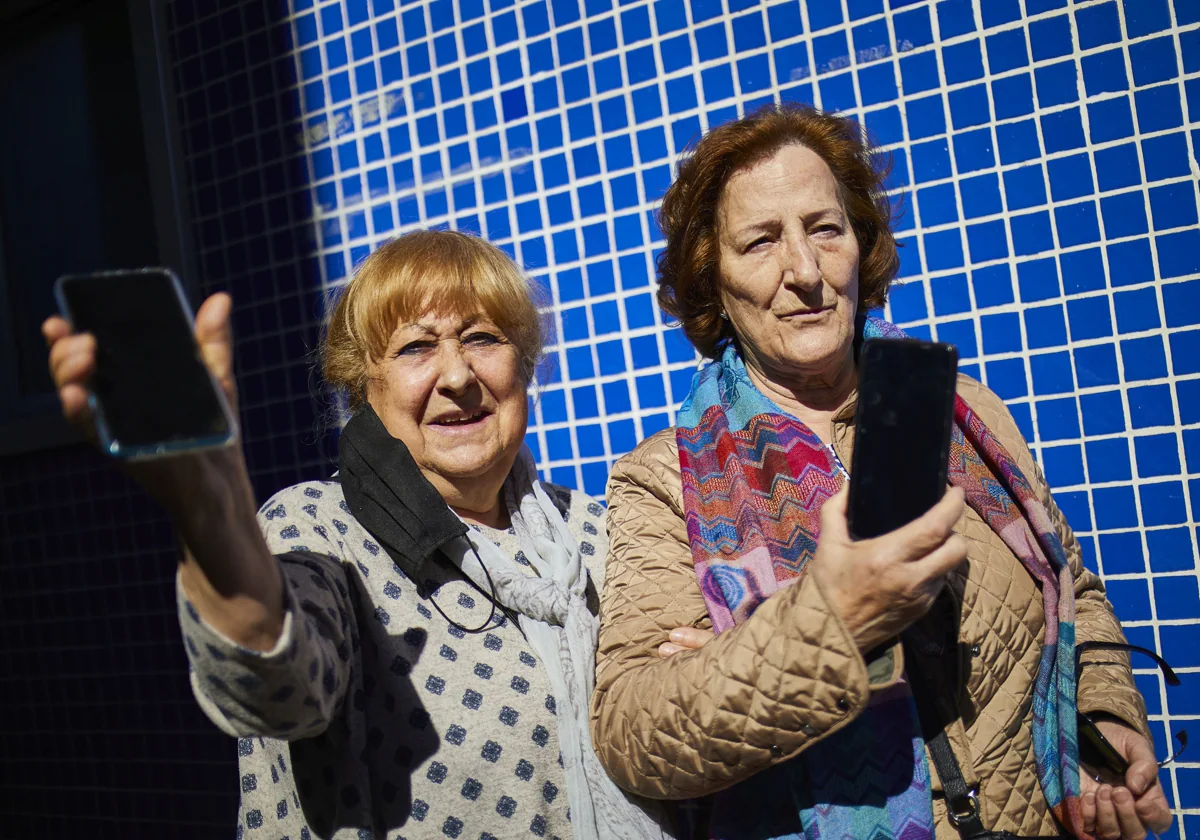 Dos mujeres aprenden a utilizar sus 'smartphones' en un centro municipal de mayores de Madrid