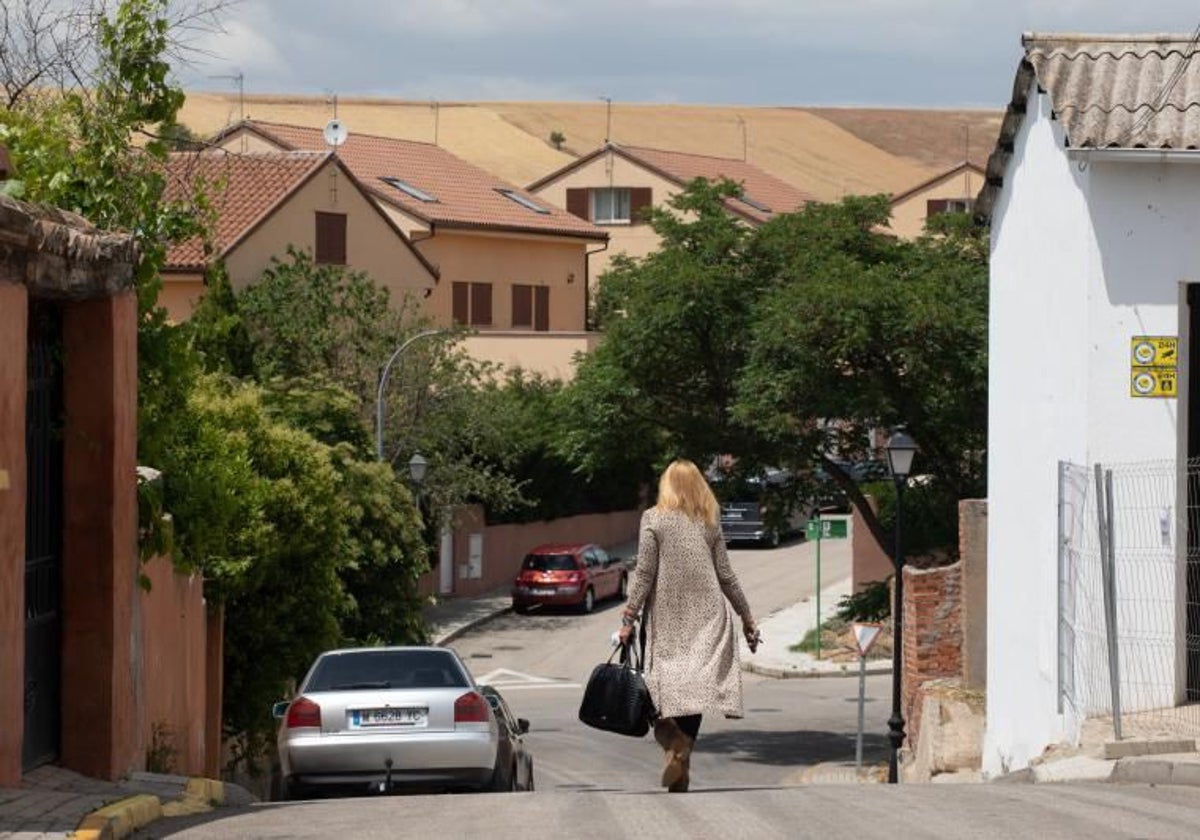 Una ciudadana camina por una calle de la localidad madrileña de Valdepiélagos