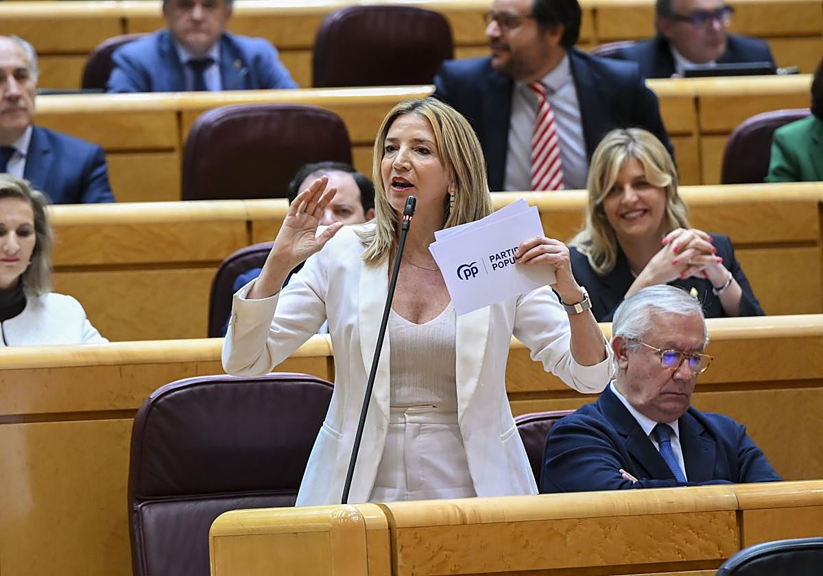 Alicia García, portavoz del PP, durante su pregunta de control a María Jesús Montero