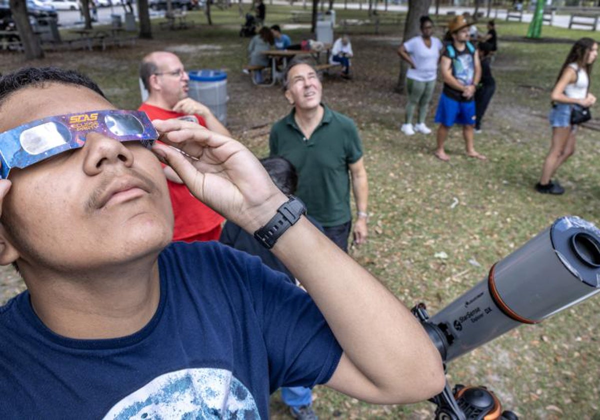 Varias personas contemplan el eclipse de sol en EEUU