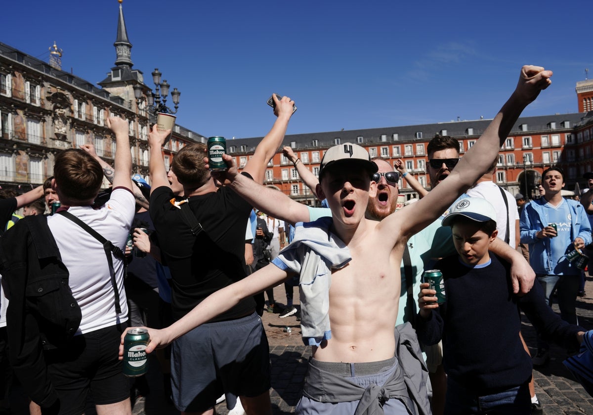 Aficionados ingleses, este martes, en la Plaza Mayor