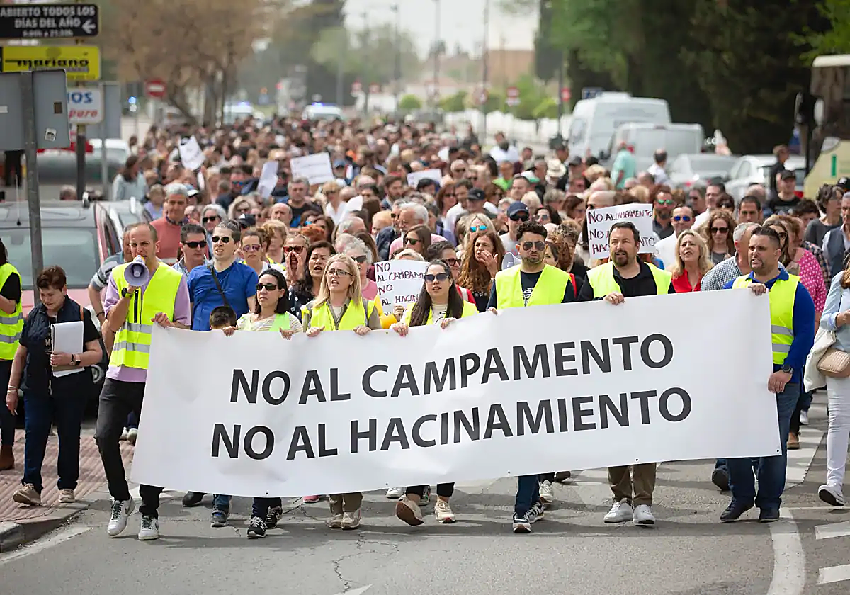 Manifestación, el pasado 7 de abril, contra el campamento de inmigrantres en la base aérea de Armilla