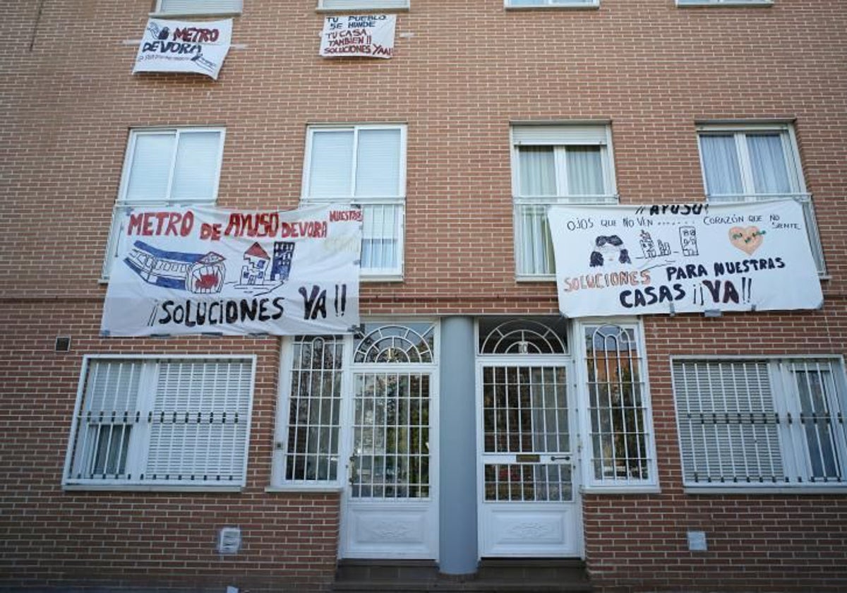 Carteles en viviendas afectadas por la ampliación de la línea 7B de Metro