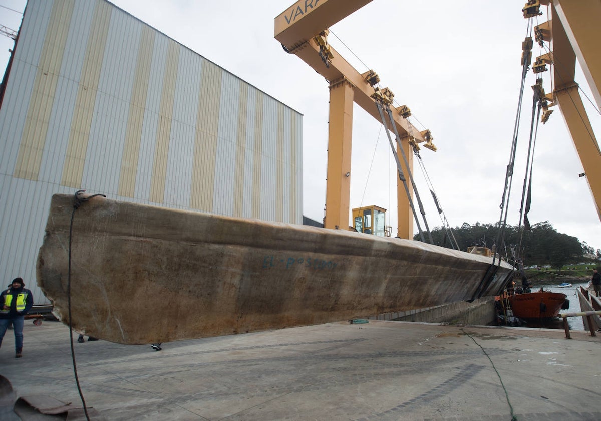 La Guardia Civil saca el semisumergible de fabricación artesanal en el puerto de Xufre, a 14 de marzo de 2023