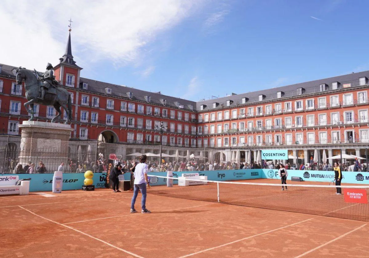 La Plaza Mayor de Madrid se convierte en una pista de tenis por el Open ...