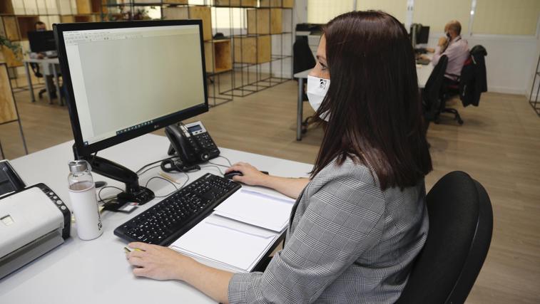 Una trabajadora de Gesthispania, en las instalaciones de la empresa en el Parque Joyero