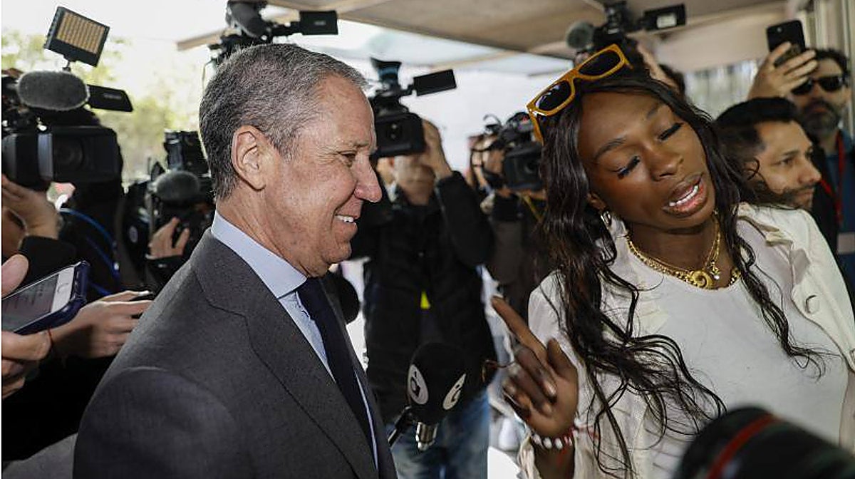 Una mujer increpa a Eduardo Zaplana en la entrada de la Ciudad de la Justicia de Valencia