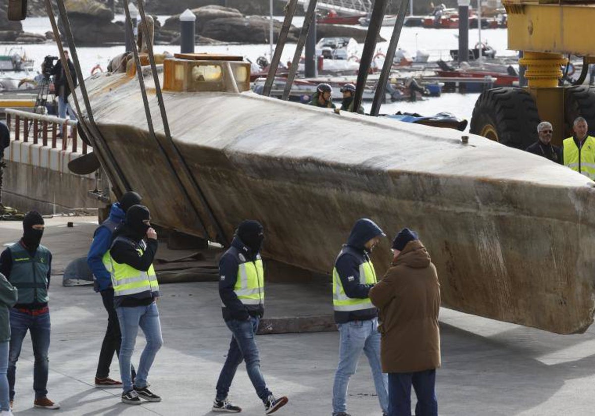 El narcosubmarino Poseidón, encontrado en marzo de 2023, en el puerto de la Illa de Arousa (Pontevedra)