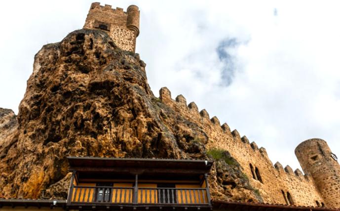 Parte del castillo de Frías sobre una casa