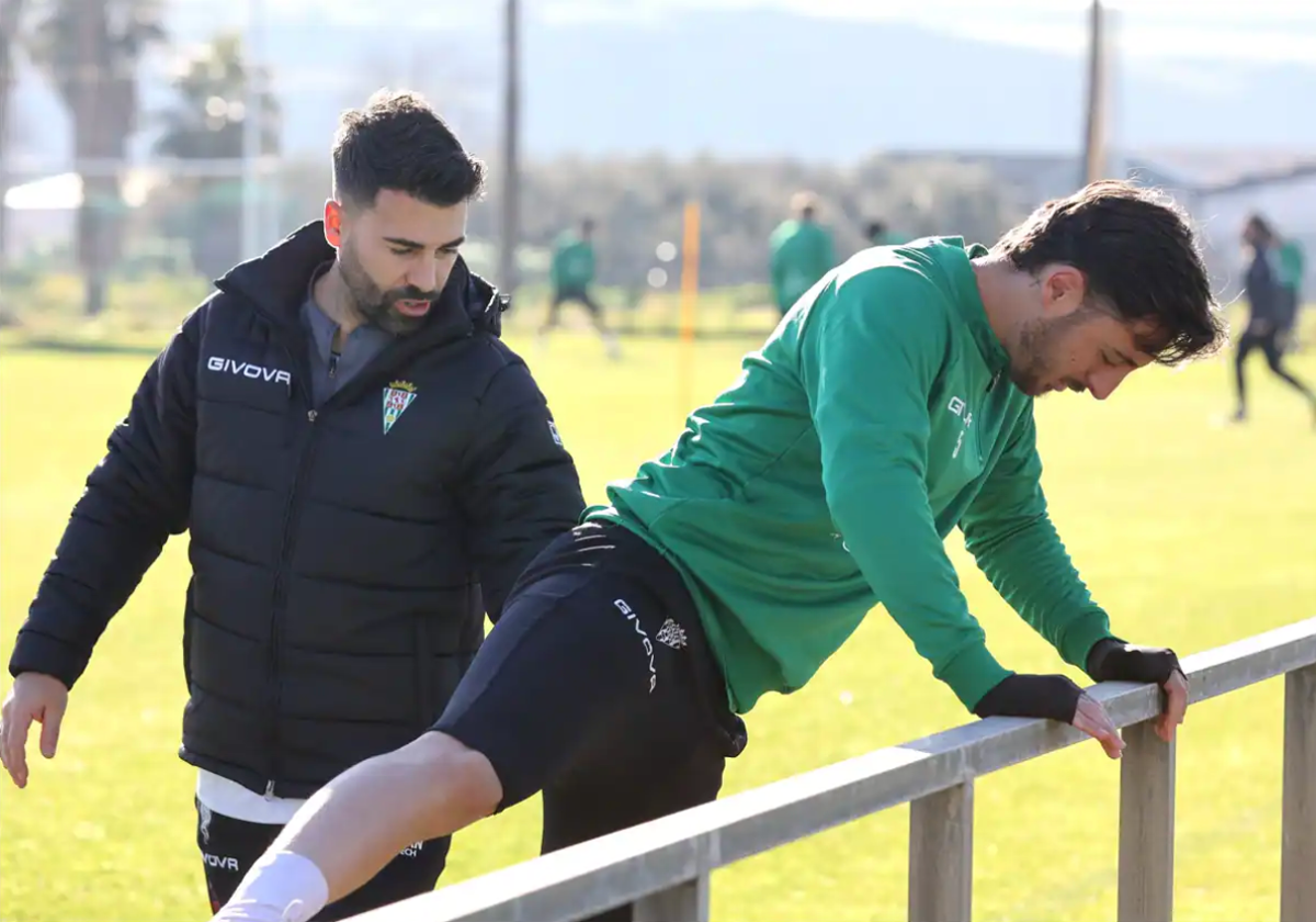 Adri Castellano con el recuperador del Córdoba Eu Gavilán en la Ciudad Deportiva