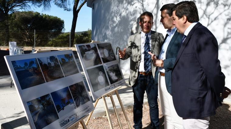 El alcalde y el presidente de Emacsa atienden las explicaciones del gerente de esta empresa municipal