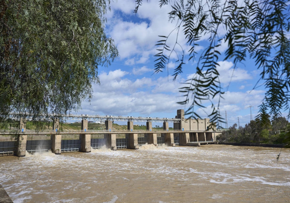 El embalse de Alcalá del Río, en Sevilla, alivia agua tras las últimas lluvias