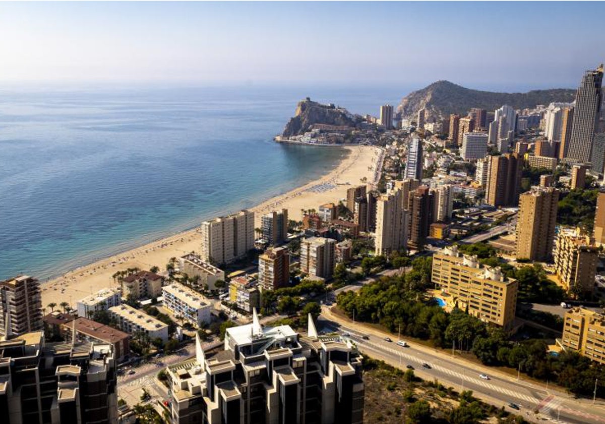 Vista panorámica de la playa de Poniente de Benidorm, desde el rascacielos de más altura de la ciudad, las dos torres del edificio In Tempo.