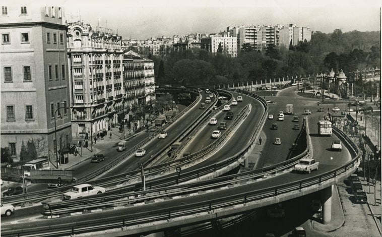 Imagen principal - Arriba, el scalextric de Atocha. Abajo, izq, construcción del paso elevado de Cuatro Caminos. Dcha, el alcalde Arias Navarro, inaugurando este puente