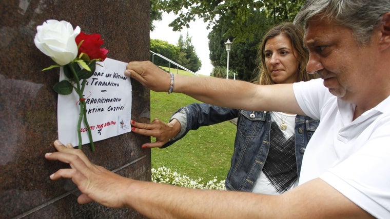 Fernando, hermano de Ángel, en un monolito dedicado a las víctimas del terrorismo