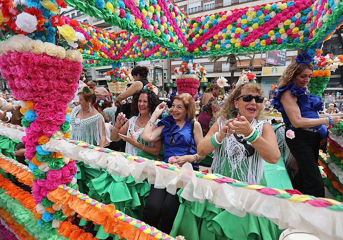 Varias mujeres lanzan claves en la Batalla de las Flores de Córdoba