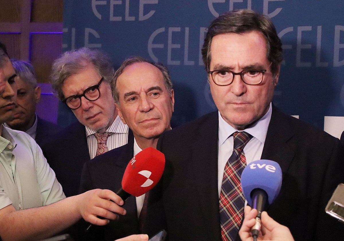 El presidente de CEOE, Antonio Garamendi, este jueves en León, junto al reelegido presidente de FELE, José María Vallejo