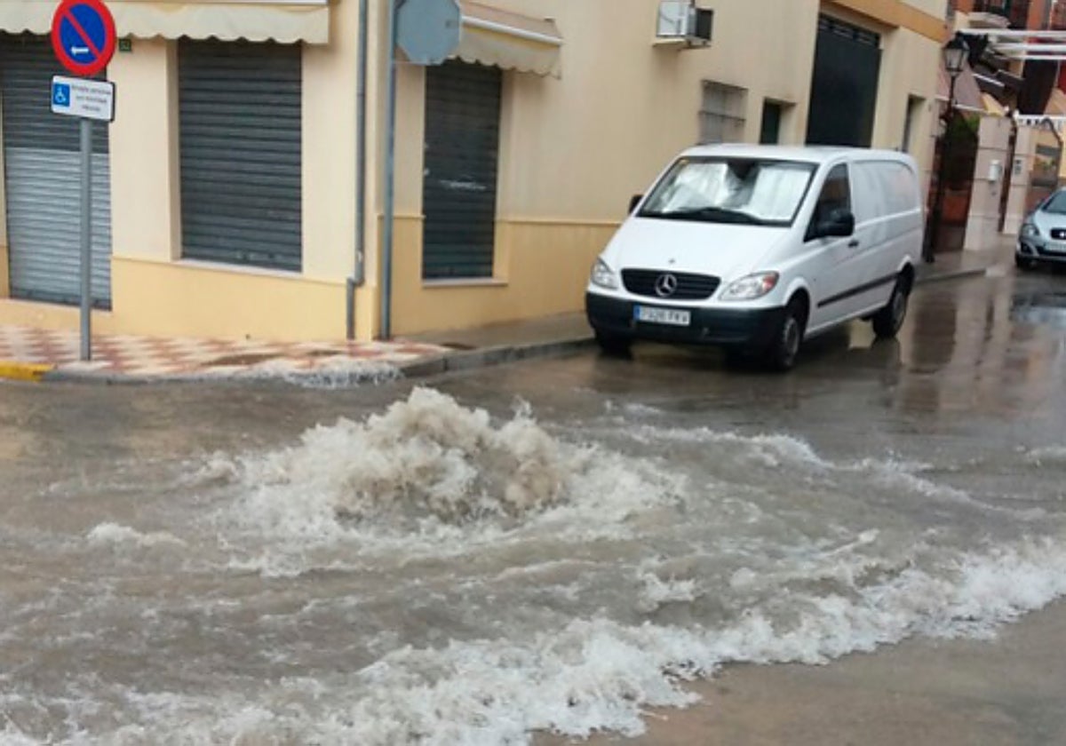 Un vehículo en una zona inundada del Oeste de la ciudad