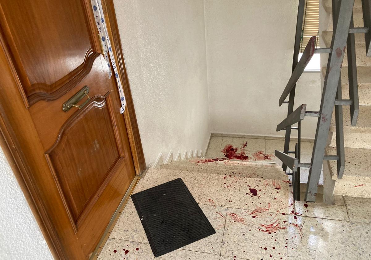 El tramo de escaleras del inmueble donde eh a producido la agresión mortal