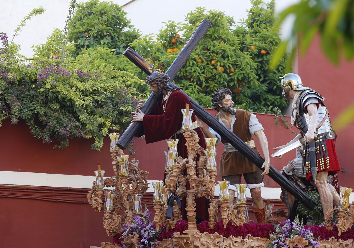 Simón de Cirene, tras el Señor del Buen Suceso en el paso de misterio