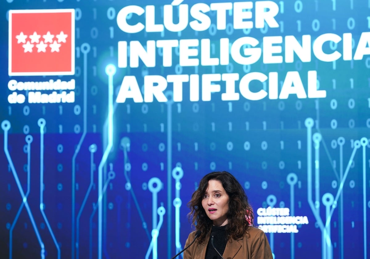 La presidenta regional, Isabel Díaz Ayuso, presentando el clúster de Inteligencia Artificial