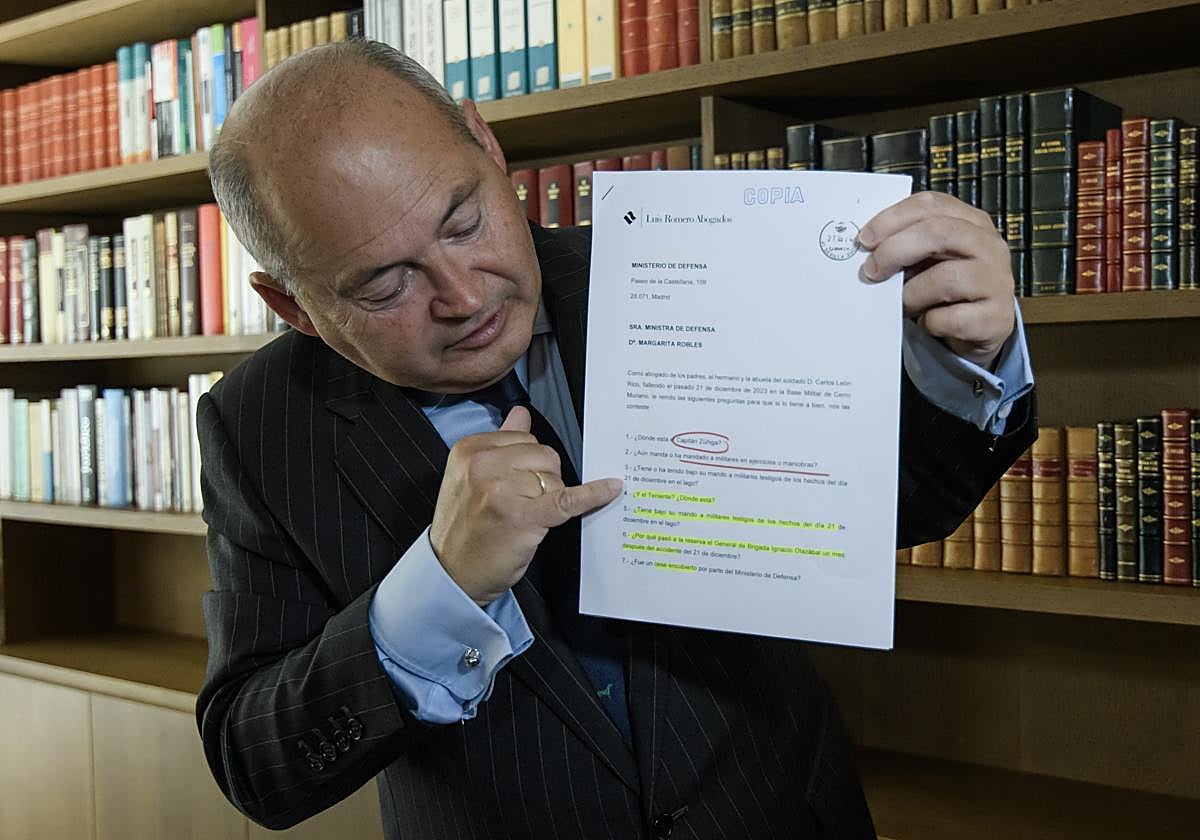 El abogado Luis Romero, en su despacho