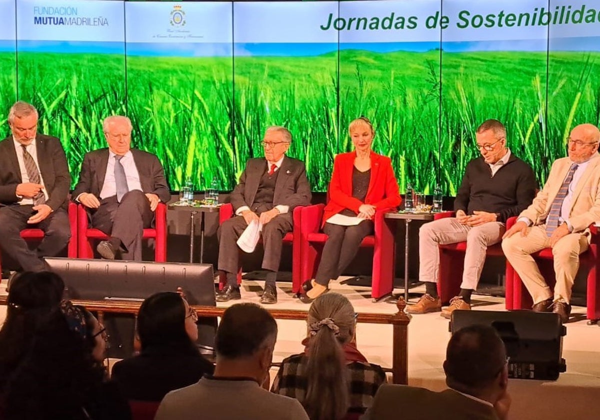 La doctora y académica Ana María Gil Lafuente, flanqueada por el presidente de la RACEF, Jaime Gil Aluja, y el ponente, Jordi Aycart, director de Sostenibilidad de Nestlé