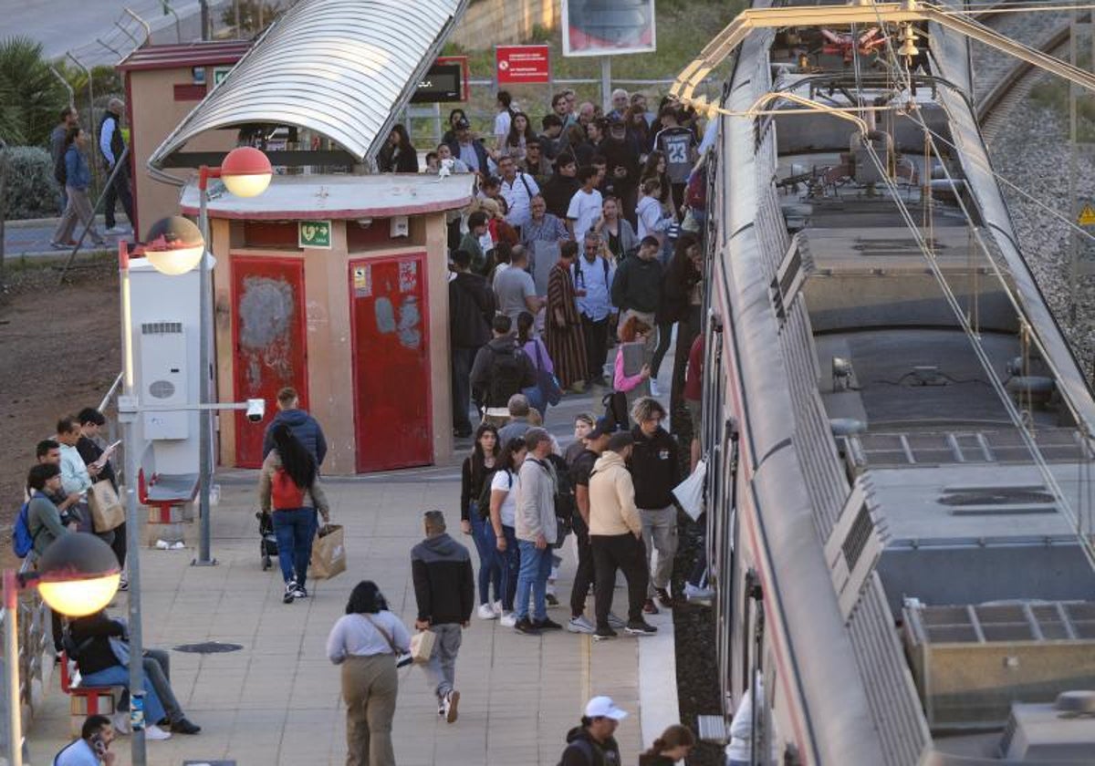 Aglomeración en una estación de Cercanías de Málaga