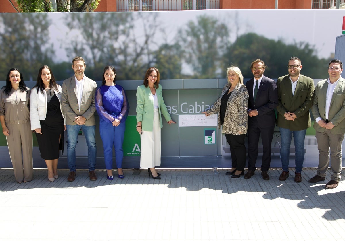 Autoridades en la inauguración de la obra