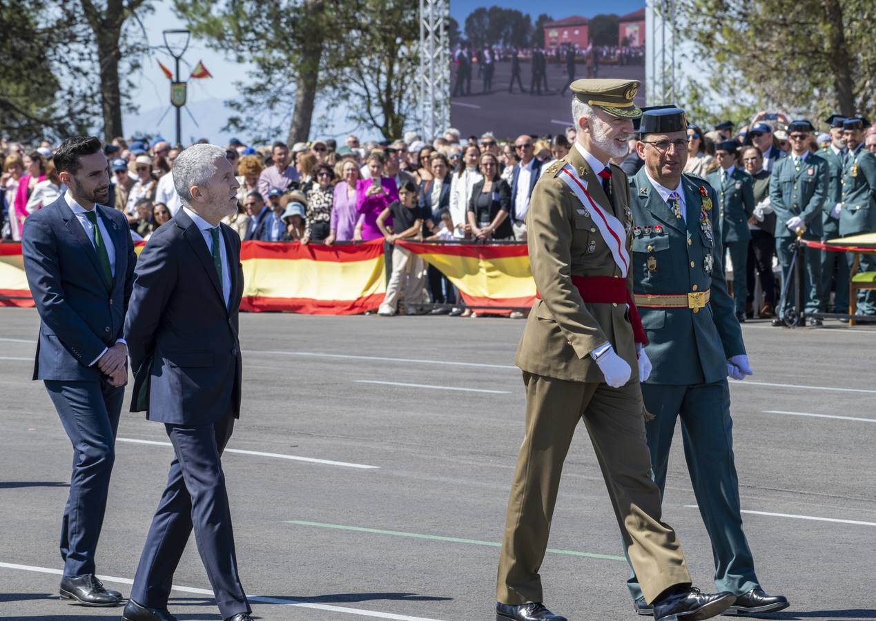 Un momento del acto de jura de bandera de la 129 promoción de la Academia de la Guardia Civil de Baeza 