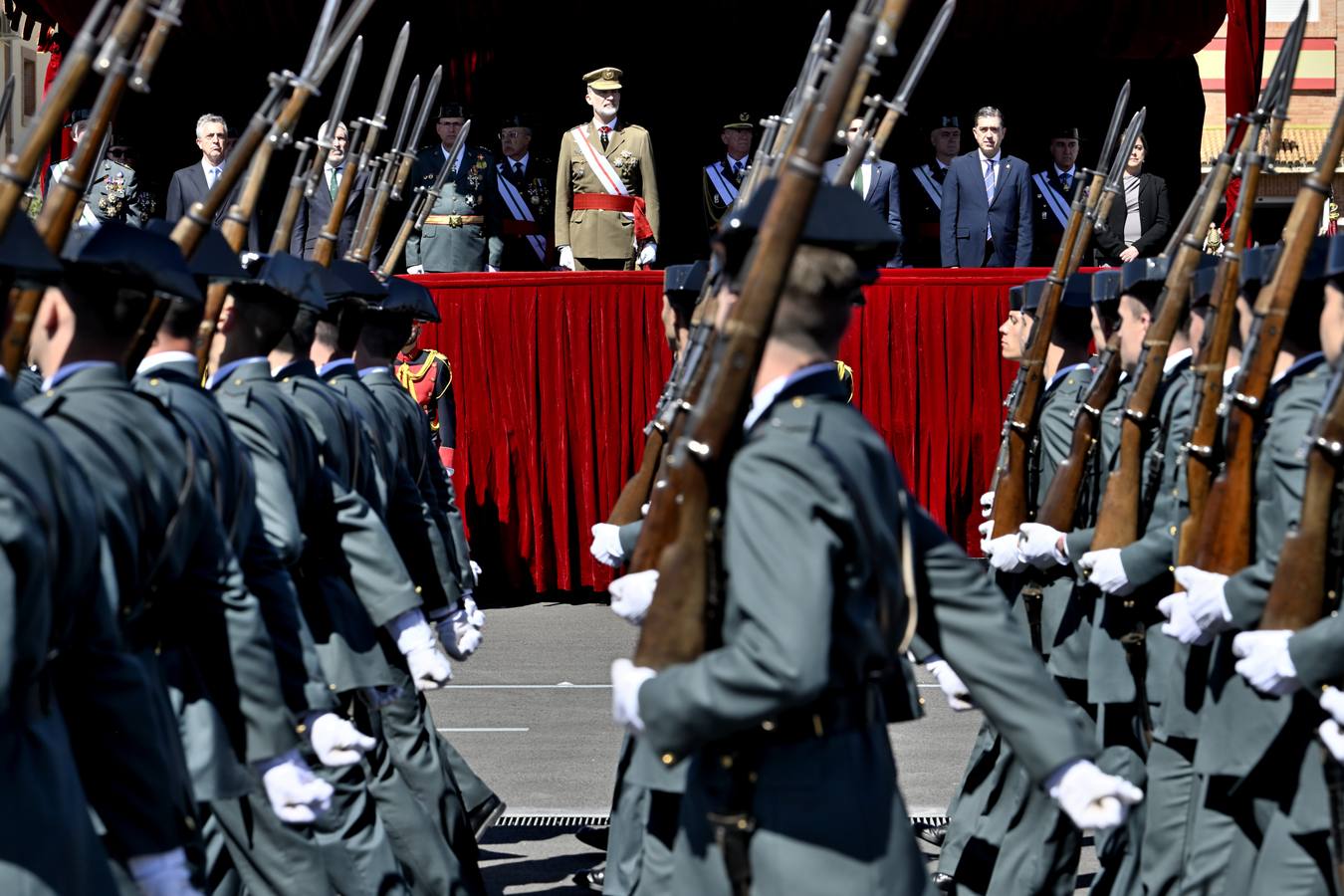Un momento del acto de jura de bandera de la 129 promoción de la Academia de la Guardia Civil de Baeza 