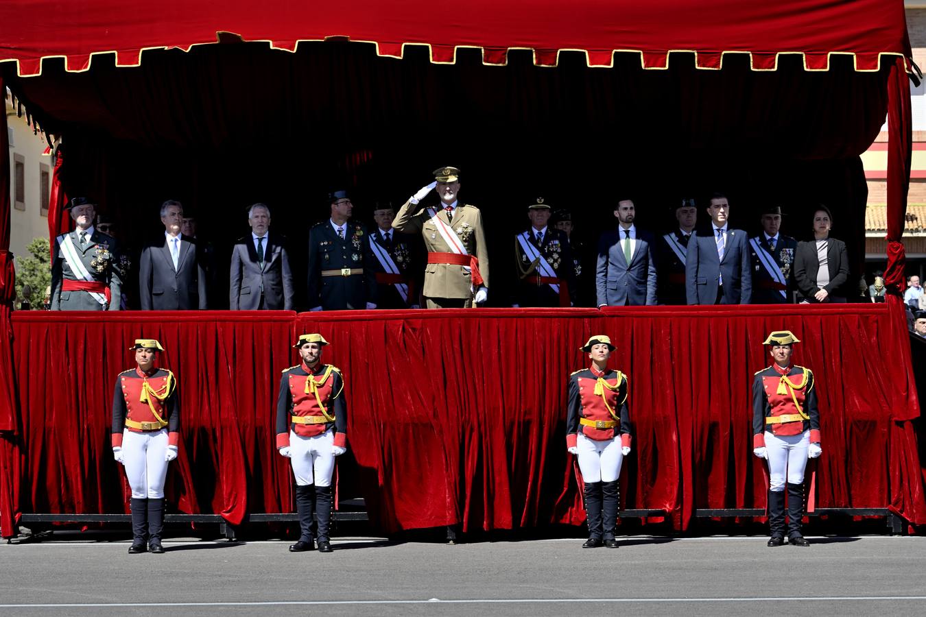 Un momento del acto de jura de bandera de la 129 promoción de la Academia de la Guardia Civil de Baeza 