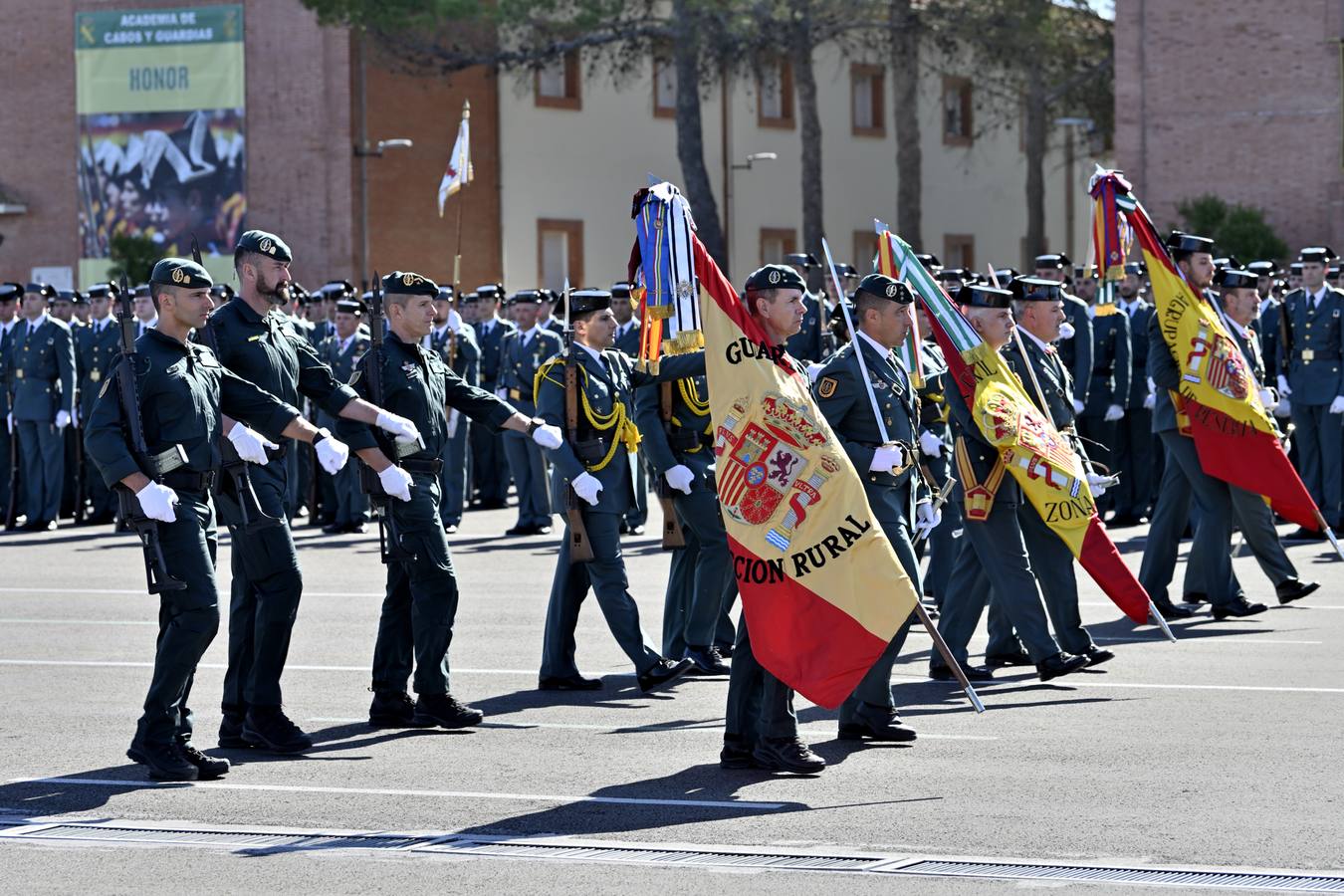Un momento del acto de jura de bandera de la 129 promoción de la Academia de la Guardia Civil de Baeza 
