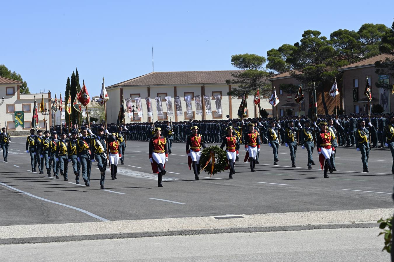 Un momento del acto de jura de bandera de la 129 promoción de la Academia de la Guardia Civil de Baeza 