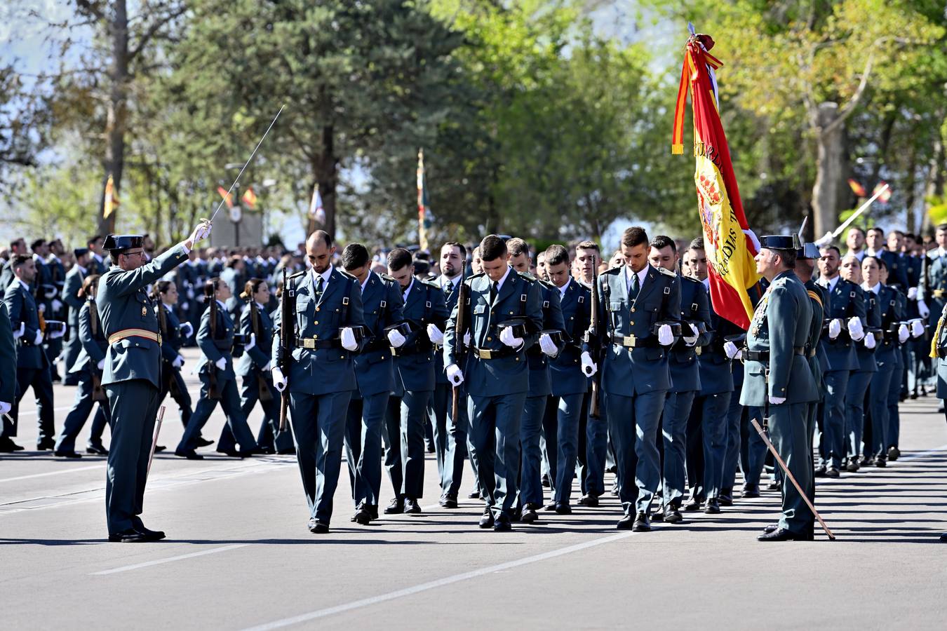 Un momento del acto de jura de bandera de la 129 promoción de la Academia de la Guardia Civil de Baeza 