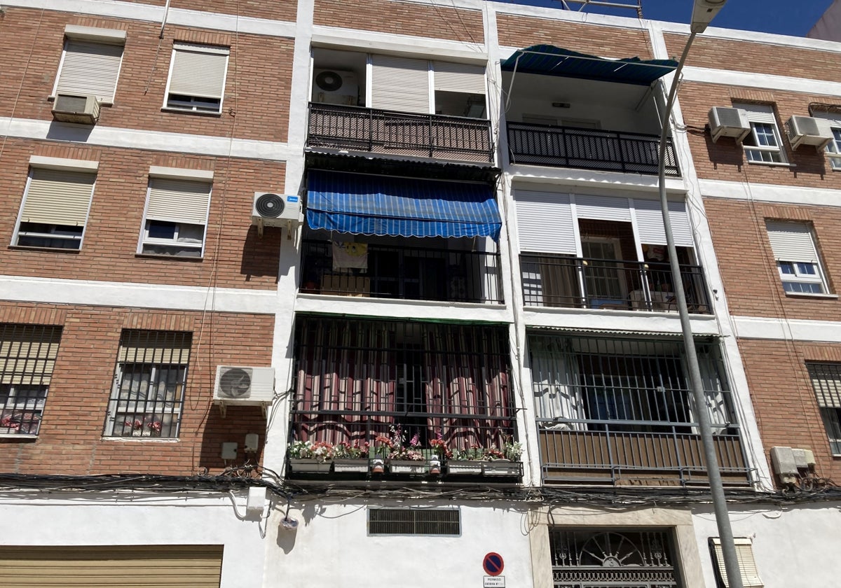 Bloque de viviendas en la calle Platero Pedro de Bares en la que sucedió el apuñalamiento mortal en Córdoba