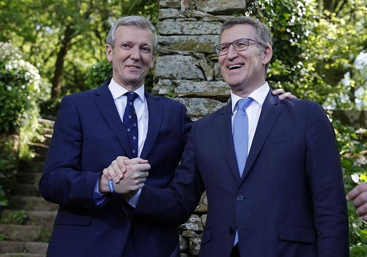 Feijóo, con Rueda, este sábado en la toma de posesión del presidente de la Xunta, en Santiago