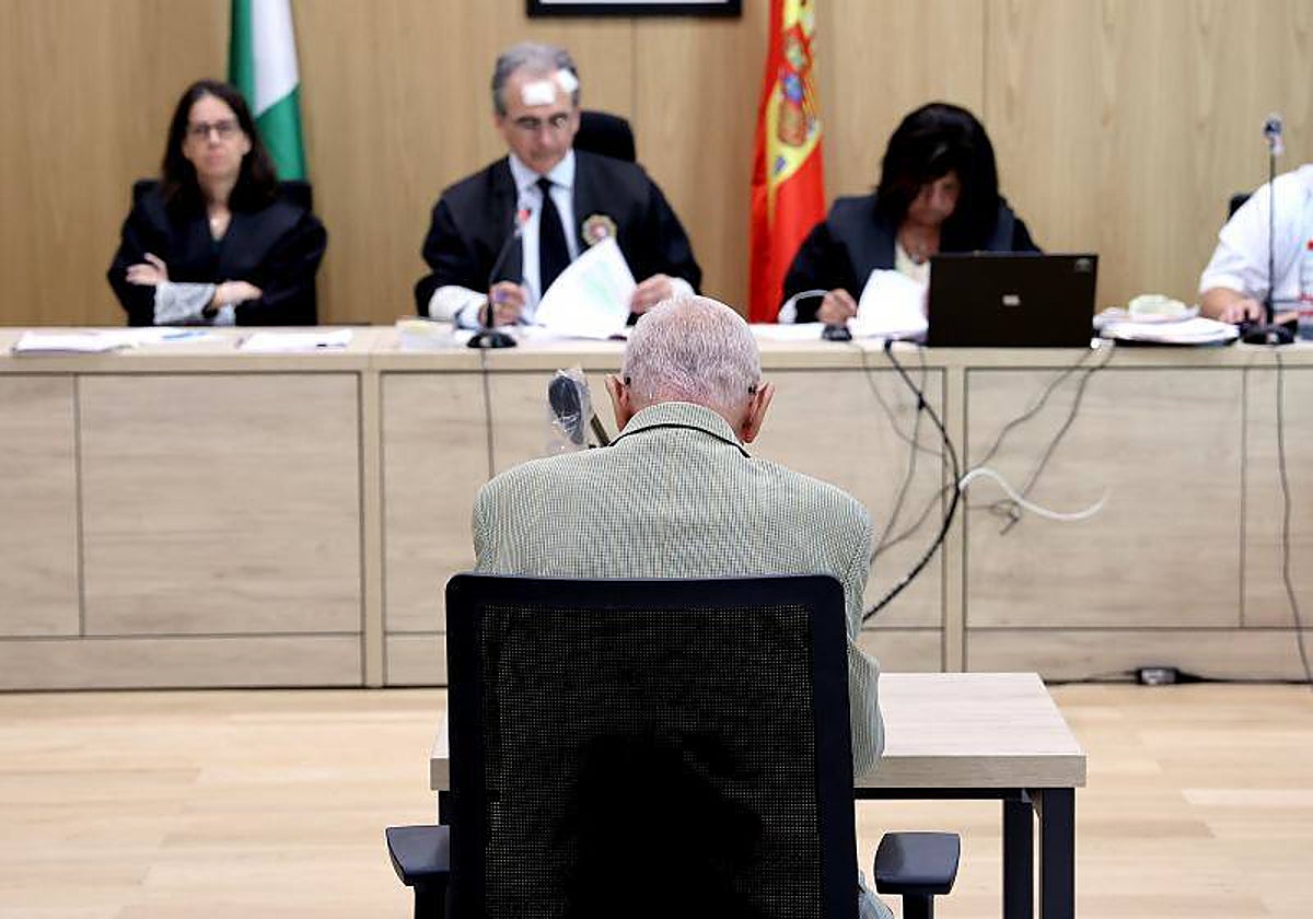 Un anciano ante la Audiencia Provincial de Córdoba en un juicio por un homicidio en una imagen de archivo