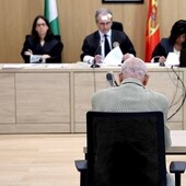 Un anciano ante la Audiencia Provincial de Córdoba en un juicio por un homicidio en una imagen de archivo