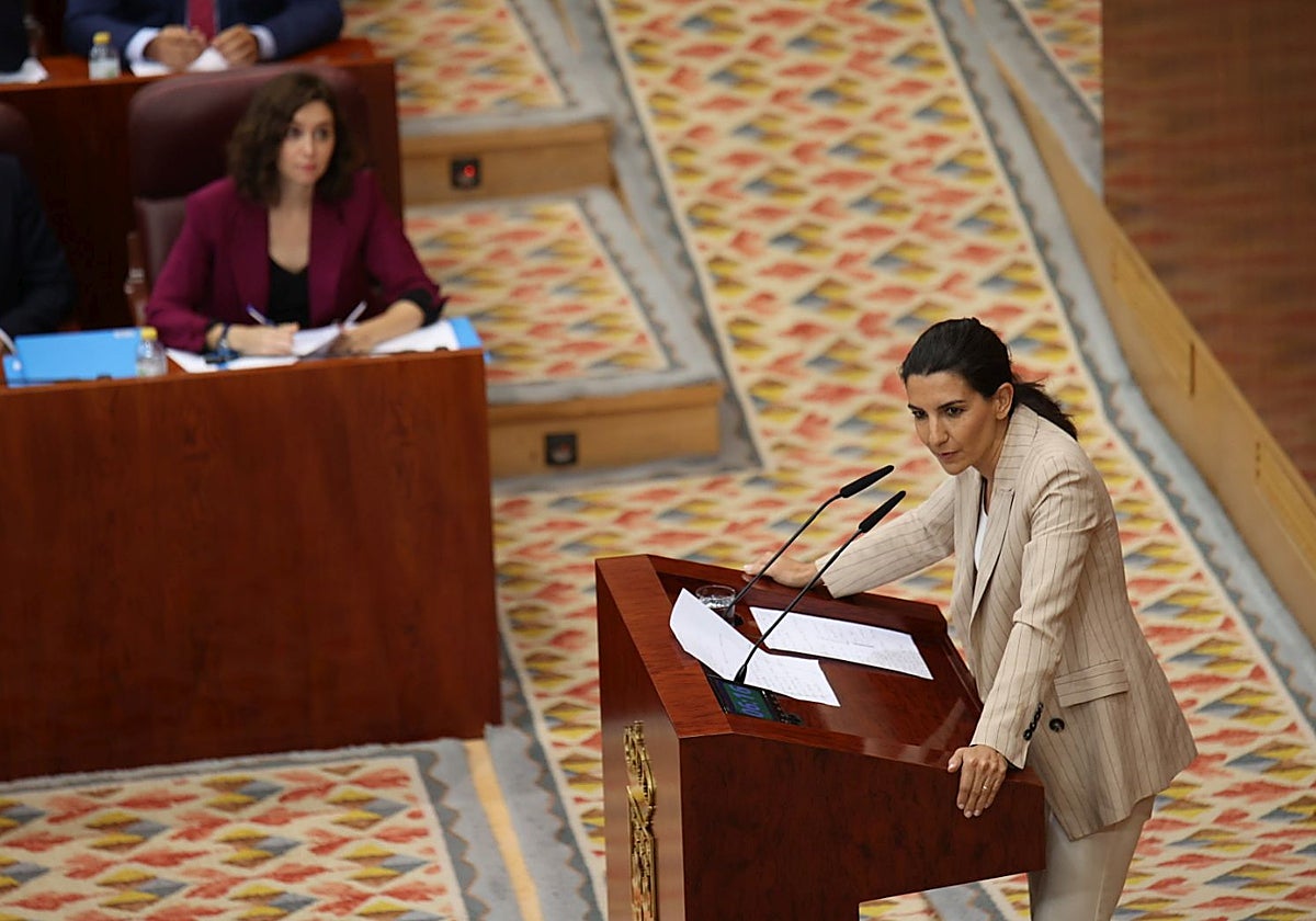 La portavoz de Vox, Rocío Monasterio, en la tribuna de la Asamblea, frente a Isabel Díaz Ayuso