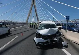 Una colisión múltiple en el segundo puente provoca importantes retenciones en la entrada a Cádiz