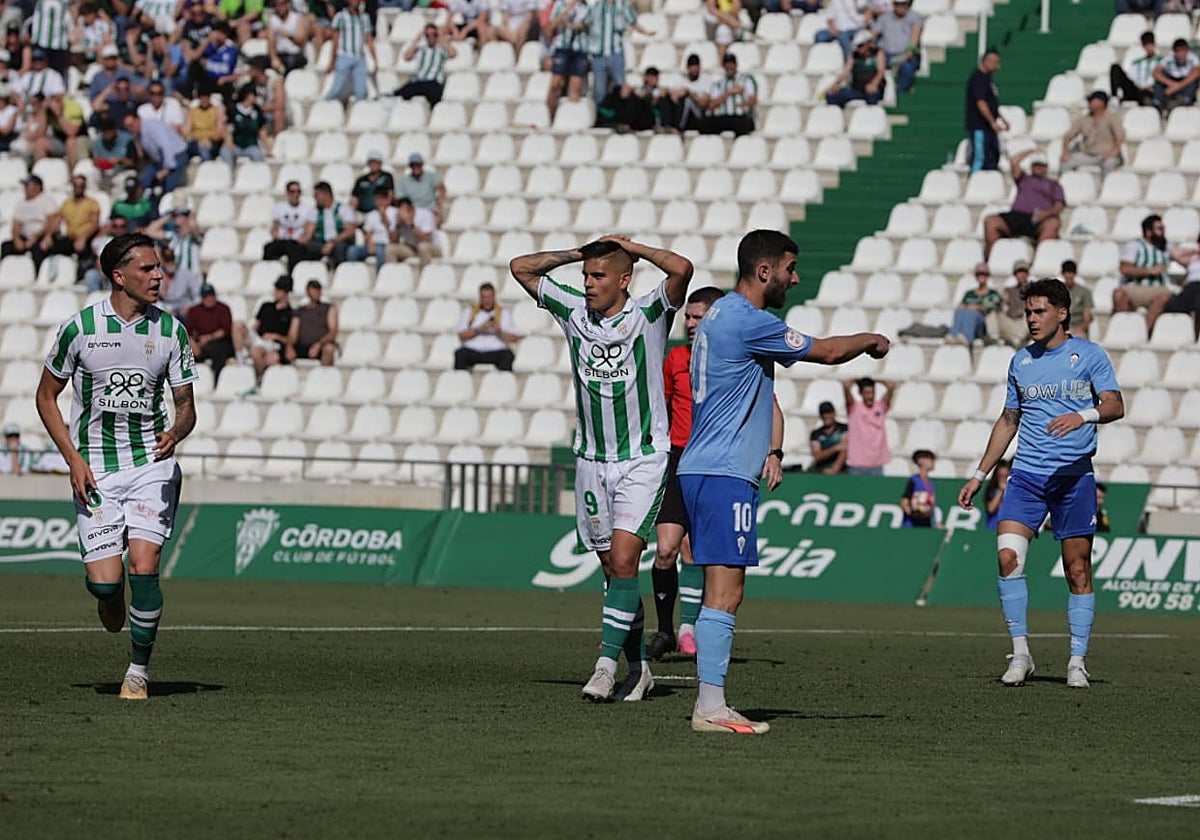 Kuki Zalazar se lamenta de una ocasión fallida durante el encuentro